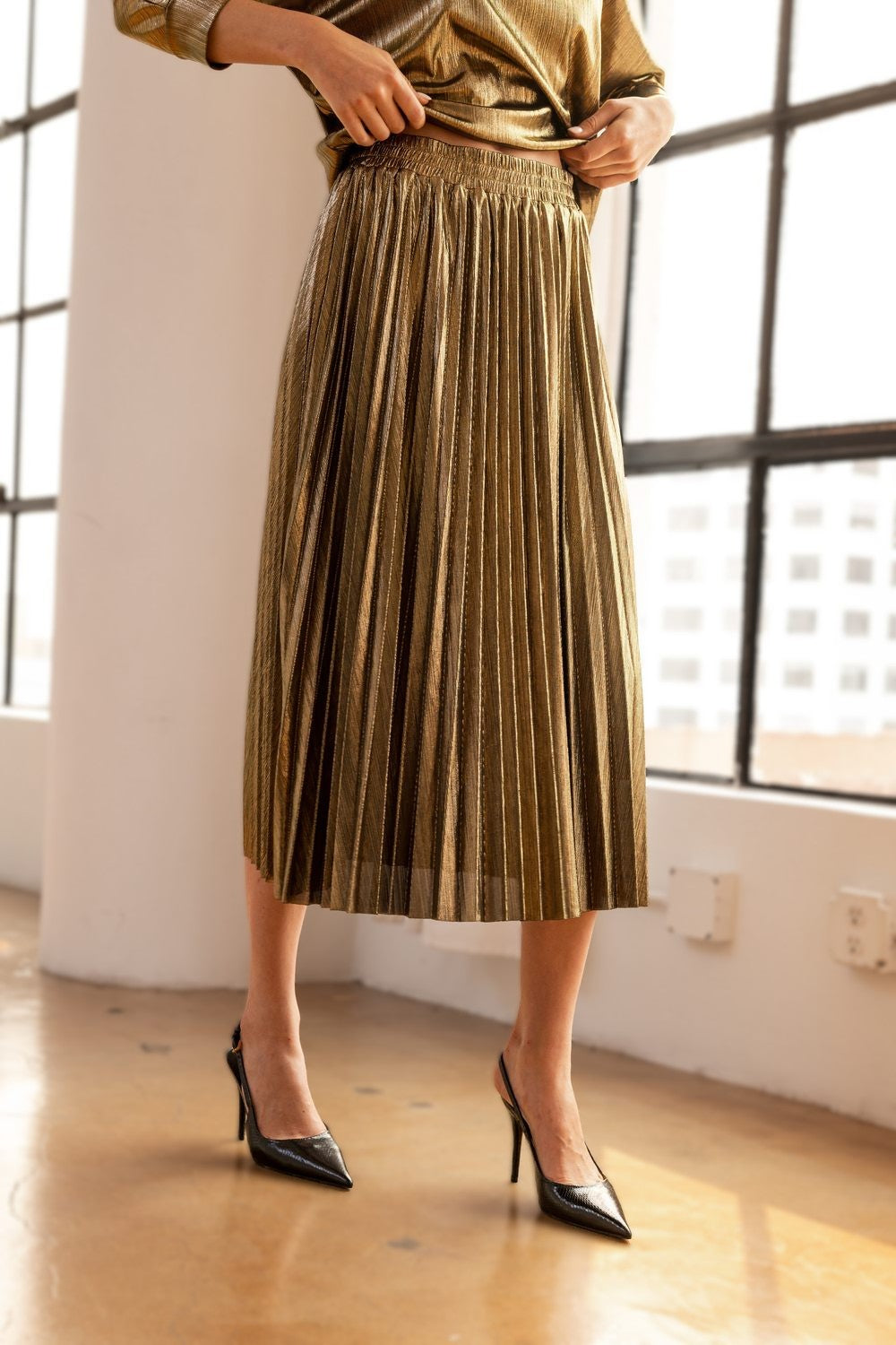 Jinna Stretch Shimmering Pleated Skirt